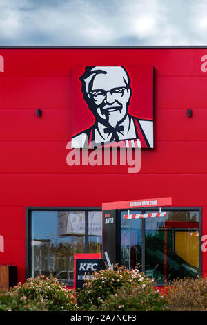 Coina, Portogallo. Il colonnello Sanders logo o un simbolo sulla facciata di un KFC fast food. Kentuky Fried Chicken cibo spazzatura in Barreiro Planet Retail Foto Stock