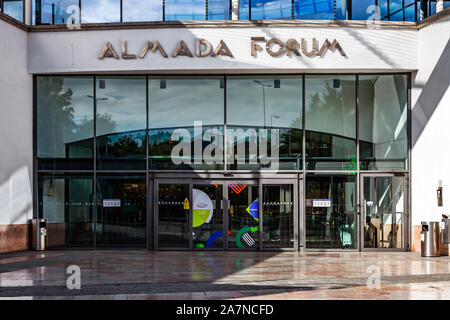 Almada, Portogallo - 24 Ottobre 2019: ingresso dell'Almada Forum shopping centre, uno dei più grandi centri commerciali del Portogallo vicino a Lisbona. Foto Stock