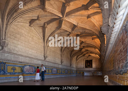 Lisbona, Portogallo. Manuelino o gotico manuelino refettorio del monastero di San Geronimo o aka Abbazia di Santa Maria de Belem. Soffitto con nervures o nervature Foto Stock