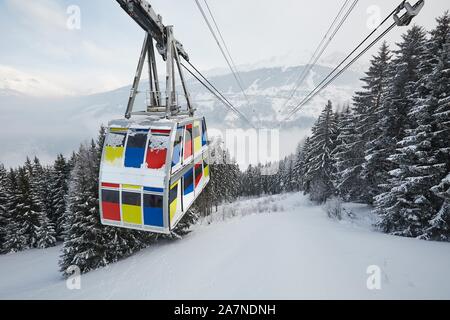 Sci lift cabina sopra una valle Foto Stock