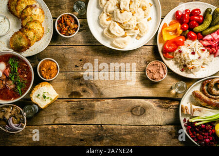 Selezione di tradizionali ucraine cibo - borsch, perogies, torte di patate e verdure sottaceto Foto Stock