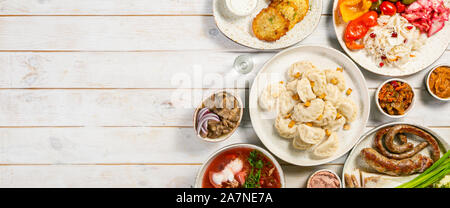 Selezione di tradizionali ucraine cibo - borsch, perogies, torte di patate e verdure sottaceto Foto Stock