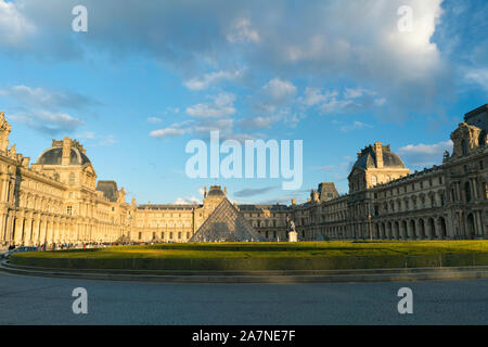 Parigi, Francia - Aprile 3, 2019: Palazzo del Louvre e a Place du giostra Foto Stock