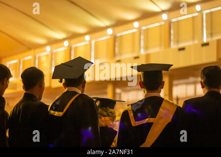 Persone in una stanza in un giorno di laurea Foto Stock