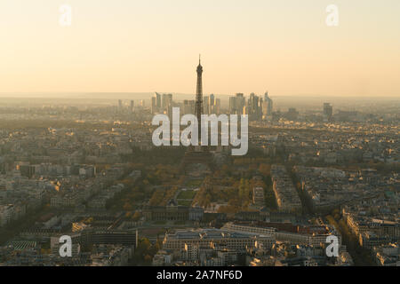 Paesaggio urbano di Parigi con la torre eiffel al tramonto Foto Stock