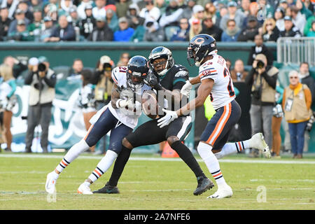 Philadelphia, PA, Stati Uniti d'America. 3 Novembre, 2019. Chicago Bears sicurezza forte ha Ha Clinton-Dix (21) affronta Philadelphia Eagles wide receiver Alshon Jeffery (17) prima che le catture nel corso della NFL Game tra i Chicago Bears e Philadelphia Eagles tenutosi presso il Lincoln Financial Field di Philadelphia, PA. Le aquile sconfiggere gli orsi 22-14. Eric Canha/CSM/Alamy Live News Foto Stock