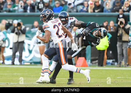 Philadelphia, PA, Stati Uniti d'America. 3 Novembre, 2019. Chicago Bears sicurezza forte ha Ha Clinton-Dix (21) affronta Philadelphia Eagles wide receiver Alshon Jeffery (17) prima che le catture nel corso della NFL Game tra i Chicago Bears e Philadelphia Eagles tenutosi presso il Lincoln Financial Field di Philadelphia, PA. Le aquile sconfiggere gli orsi 22-14. Eric Canha/CSM/Alamy Live News Foto Stock