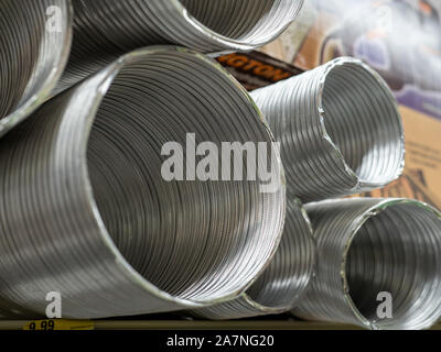 Condotto in alluminio sezioni impilati in negozio per acquistare Foto Stock