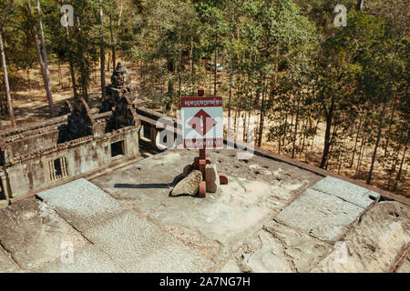 Prestare attenzione a un cartello di segnalazione in Angkor Wat Foto Stock