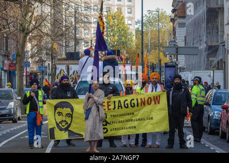 La religione sikh Nagar Kirtan processione. Fino a 15.000 sikh ha preso parte in una colorata processione attraverso le vie della città oggi per contrassegnare il 550 anniversario della nascita del fondatore della religione Nanak Dev Ji. L annuale vivacemente colorati Nagar Kirtan processione, impostare off dal Guru Tegh Bahadur Gurdwara in East Park Road e seguire un percorso attraverso la città di Santo le ossa, vicino a St Nicholas Circle. Foto Stock