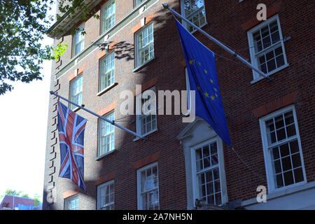 Union Jack e bandiera UE Foto Stock