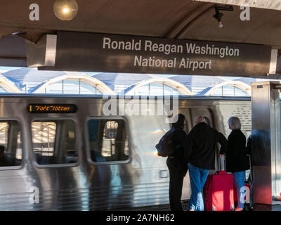 L'Aeroporto Nazionale Ronald Reagan di Washington wmata meto treno Fermata metropolitana con il treno è in movimento e i passeggeri in attesa di bordo Foto Stock
