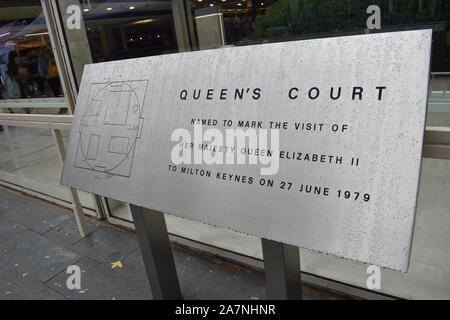 La placca per commemorare la visita della Regina di Milton Keynes il 27 giugno 1979. Foto Stock