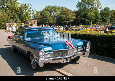 1968 Cadillac Fleetwood Serie 75 Limousine su spettacolo al classico Auto Show di giardini italiani il Parco Stanley Blackpool Lancashire England Regno Unito. Foto Stock