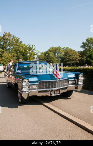 1968 Cadillac Fleetwood Serie 75 Limousine su spettacolo al classico Auto Show di giardini italiani il Parco Stanley Blackpool Lancashire England Regno Unito. Foto Stock