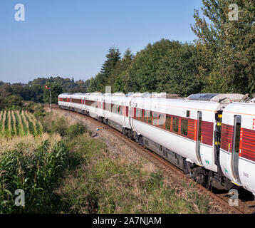 Classe LNER 800 modalità bi Azuma treno passa a Corby Gates sul Tyne valley linea con un deviato east coast express train Foto Stock