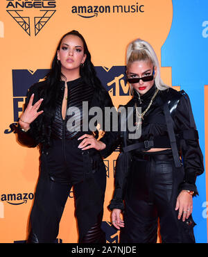 Juju e Loredana frequentando gli MTV Europe Music Awards 2019, tenutosi presso la FIBES Conference & Exhibition Centre di Siviglia, Spagna. Foto Stock