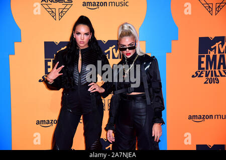 Juju e Loredana frequentando gli MTV Europe Music Awards 2019, tenutosi presso la FIBES Conference & Exhibition Centre di Siviglia, Spagna. Foto Stock