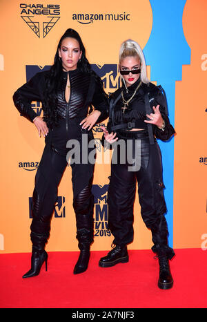 Juju e Loredana frequentando gli MTV Europe Music Awards 2019, tenutosi presso la FIBES Conference & Exhibition Centre di Siviglia, Spagna. Foto Stock