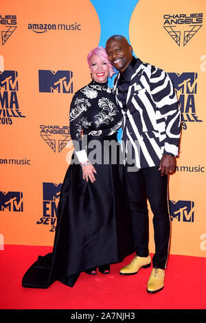 Rebecca King-Crews e Terry equipaggi che frequentano gli MTV Europe Music Awards 2019, tenutosi presso la FIBES Conference & Exhibition Centre di Siviglia, Spagna. Foto Stock