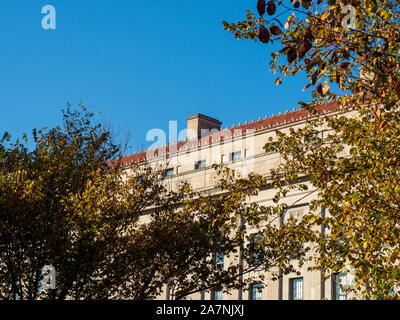 Vista della costruzione tetto e cielo blu Foto Stock