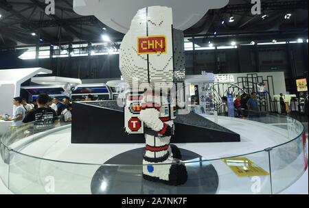 Una mascotte di Tmall fatta di mattoncini Lego con la forma di un astronauta è visualizzato durante il XVII China Digital Entertainment Expo, noto anche come Foto Stock