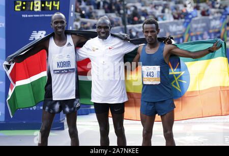 New York, Stati Uniti. 03 Nov, 2019. Primo posto finisher Kamworor Geoffrey del Kenya sta con Albert Korir del Kenya e Girma Bekele Gebre di Etiopia che conquistò il secondo e il terzo posto al 2019 NYRR TCS New York City Marathon in New York City di Domenica, 3 novembre 2019. Oltre 50.000 corridori provenienti da New York City e in tutto il mondo saranno in grado di gara attraverso i cinque boroughs in un percorso che si snoda da Verrazano Bridge prima di attraversare la linea del traguardo da taverna sulla verde nel Parco Centrale. Foto di Giovanni Angelillo/UPI Credito: UPI/Alamy Live News Foto Stock