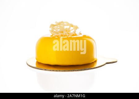 Mousse con purea di pesche, crema di yogurt e frutta fresca su sfondo di  legno Foto stock - Alamy