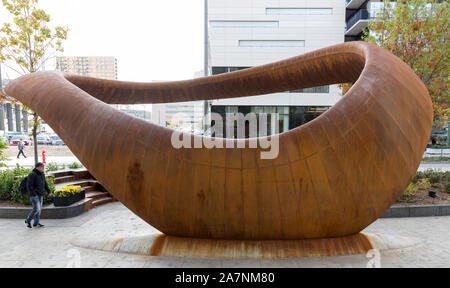 Il 10-ton scultura chiamato Nimbus da Tristan Al-Haddad è al di fuori del Hennepin County Biblioteca centrale nel centro di Minneapolis, Minnesota. Si tratta di cons Foto Stock