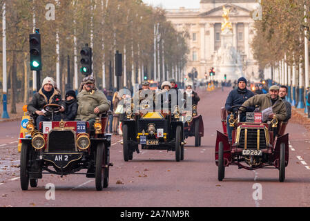 Auto d'epoca essendo azionato verso il basso il Mall, Westminster, Regno Unito all'inizio della Londra a Brighton veteran car run nel novembre 2019. 1903 gladiatore Foto Stock