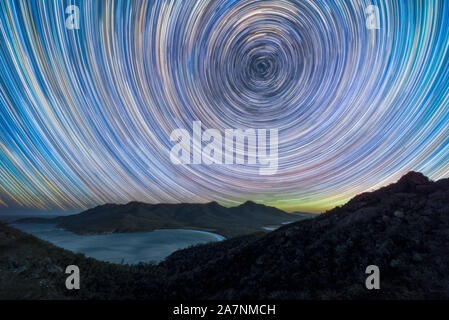 Star Trail su Wineglass Bay Foto Stock