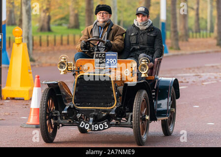 1904 Darracq auto d'epoca, essendo pilotati attraverso Westminster all'inizio della Londra a Brighton veteran car run nel novembre 2019. Il centro commerciale Foto Stock