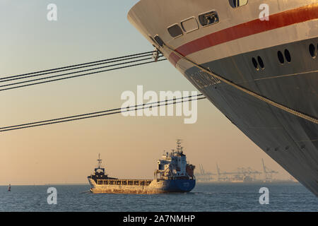 "Randzel' Nave da carico sul Fiume Senna, passando Fred Olsen Britannia la nave di crociera, porto di Honfleur, Honfleur, Normandia, Francia Foto Stock