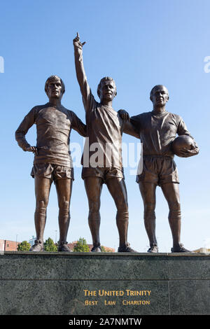 Il Regno Trinità statua in ingresso al Manchester United Old Trafford Football Ground, Trafford, Greater Manchester, Inghilterra, Regno Unito Foto Stock