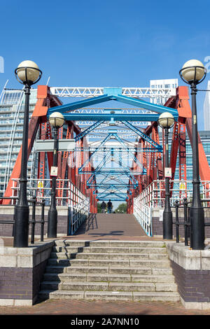Ponte di travatura reticolare attraverso Huron bacino, Salford Quays, Salford, Greater Manchester, Inghilterra, Regno Unito Foto Stock
