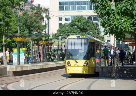 Manchester Metrolink treno in Piazza San Pietro la stazione, Piazza San Pietro, Manchester, Greater Manchester, Inghilterra, Regno Unito Foto Stock