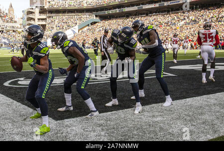 Seattle, Stati Uniti. 03 Nov, 2019. Seattle Seahawks wide receiver Lockett Tyler (16) e ricevitori ampia danza Lockett dopo aver catturato un 19-cantiere touchdown contro il Tampa Bay Buccaneers durante il primo trimestre al campo CenturyLink Domenica, 3 novembre 2019 a Seattle, Washington. Il Buccaneers portano il Seahawks 21-13 al tempo di emisaturazione. Jim Bryant foto/UPI Credito: UPI/Alamy Live News Foto Stock