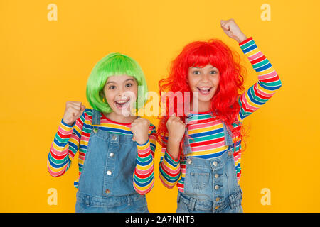 Essere felici. Felici i bambini fanno gesti vittoria sfondo giallo. Bambine festeggiare la vittoria o il successo. Carino piccolo i vincitori potranno godere di partito di vittoria. La vittoria e il trionfo. Foto Stock