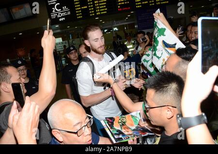 NBA star Gordon Hayward dei Boston Celtics arriva a Shanghai Pudong International Airport per il suo tour in Cina a Shanghai, Cina, 9 agosto 2019. Foto Stock