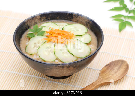 Giapponese freddo hiyajiru zuppa di miso su sfondo di bambù Foto Stock