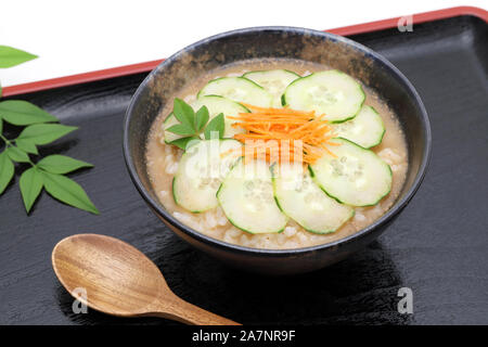 Giapponese freddo hiyajiru zuppa di miso su sfondo di bambù Foto Stock