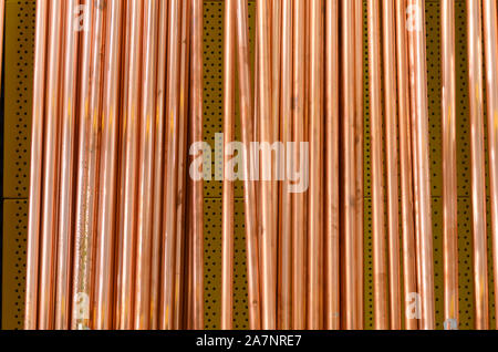 Pila verticale dei tubi di rame sul ripiano . Foto Stock