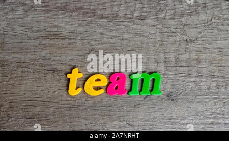 Team frase scritta con lettere in plastica su un tavolo di legno . Foto Stock