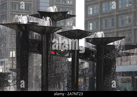 La fontana di Amicizia Internazionale (Brunnen der Völkerfreundschaft) ad Alexanderplatz di Berlino, Germania Foto Stock