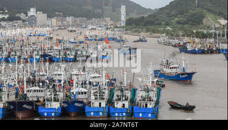 Barche da pesca sono ancorate al Shenjiamen porto di pesca in fase di preparazione per il Tifone Lekima, il nono typhoon dell'anno, nella città di Zhoushan, Ningbo c Foto Stock