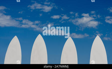 Cose divertenti da fare in spiaggia .Chiudere-uo di top white surf di bordo su un cielo blu di fondo durante il periodo estivo. Foto Stock