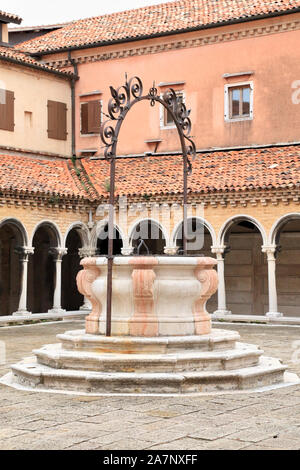 Pozzo di acqua (pozzo), il cortile della chiesa di San Michele in Isola. Chiesa di San Michele cimitero Isola, Venezia. Cimitero di San Michele. Foto Stock