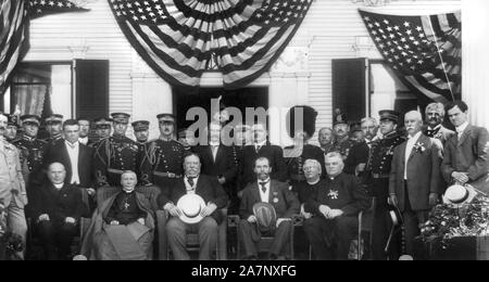 Stati Uniti Il presidente William Howard Taft (seduto al centro), Charles Evans Hughes (seduto a destra), il Cardinale James Gibbons (posizionato a sinistra), e altri uomini non identificati, Ritratto di gruppo durante la visita a Cattolica Scuola estiva di America, Cliff Haven, New York, USA, 7 Luglio 1909 Foto Stock