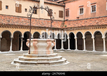 Pozzo di acqua (pozzo), il cortile della chiesa di San Michele in Isola. Chiesa di San Michele cimitero Isola, Venezia. Cimitero di San Michele. Foto Stock