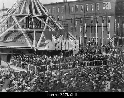Stati Uniti Il presidente William Howard Taft parlando alla grande folla sul palcoscenico all'aperto, Decatur, Illinois, USA, fotografia di International Stereografia, 11 Febbraio 1911 Foto Stock
